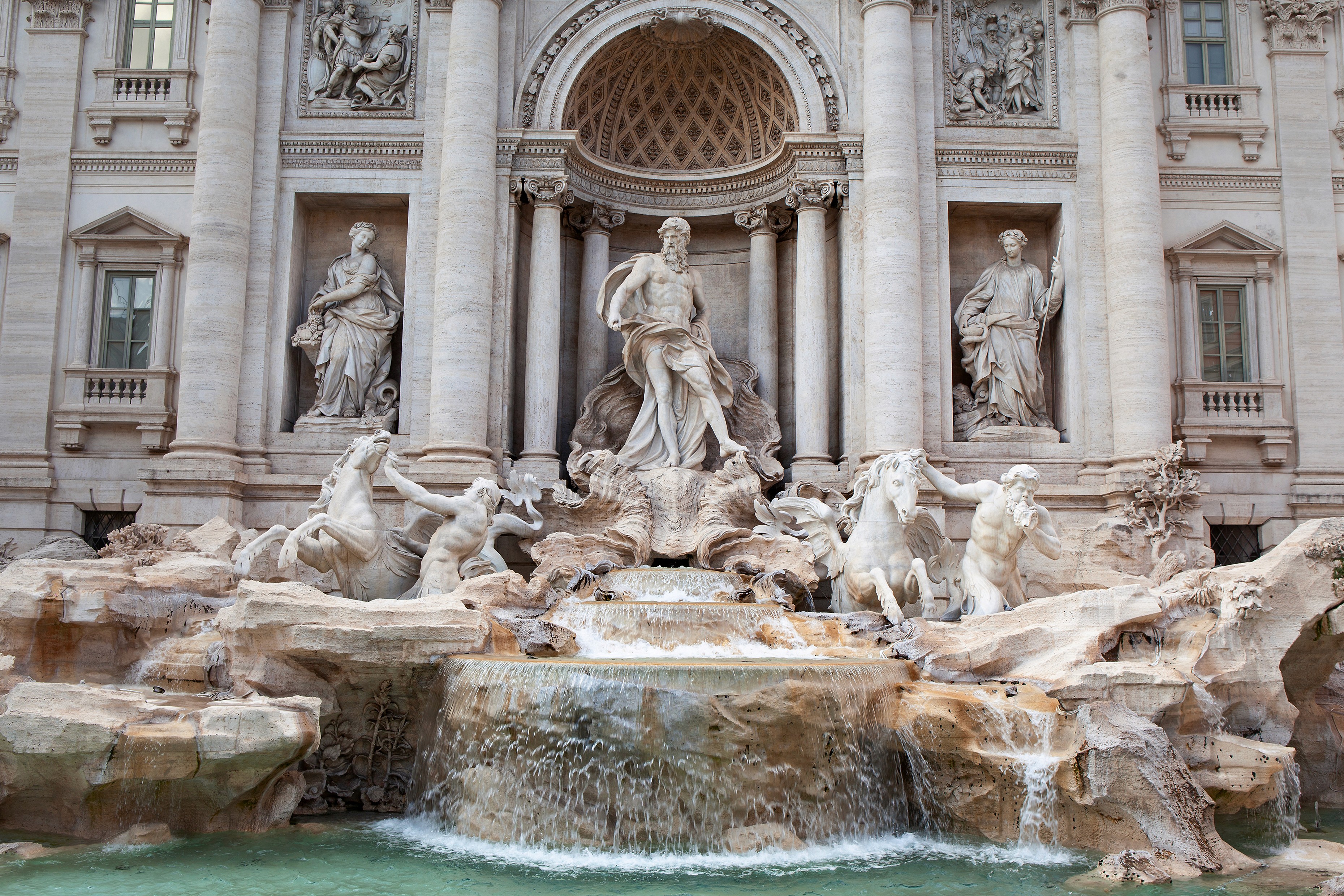 Foto de frente da Fontana di Trevi, em Roma