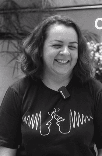 Imagem mulher rindo em preto e branco