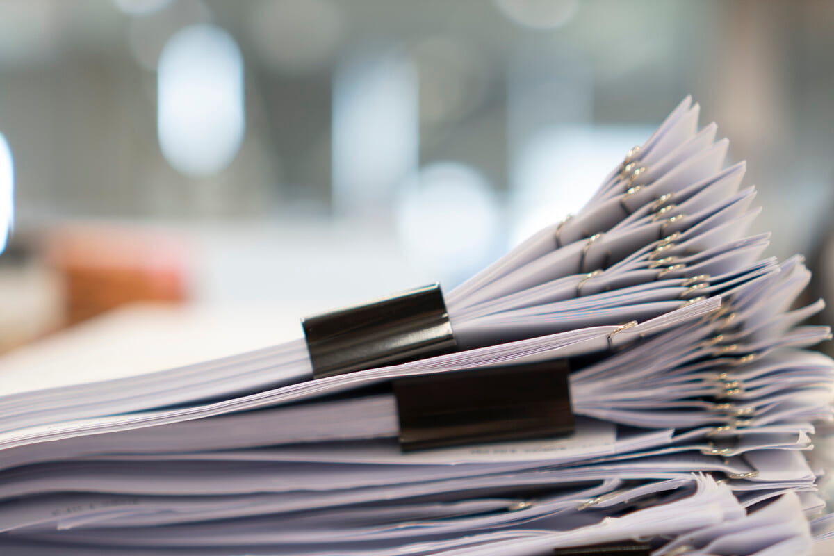Pilha de documentos. Documentação para cidadania italiana: como erros podem travar seu processo