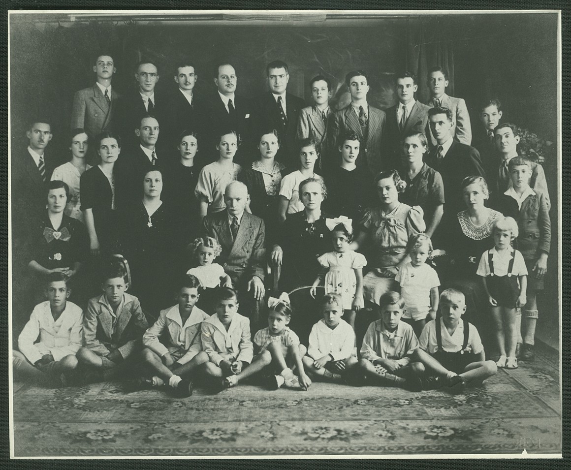 Foto de família de italianos e seus descendentes. Fotografia em preto e branco.