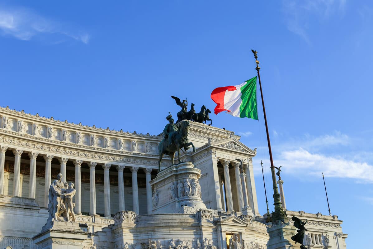 Bandeira da Itália estendida no Altare della Patria, em Roma, na Itália. O que representa o Dia da Unidade Nacional, da Constituição, do Hino e da Bandeira na Itália