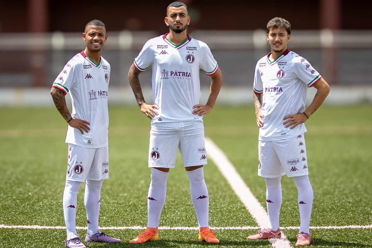 Três jogadores do Juventus da Mooca posam com a nova camisa.