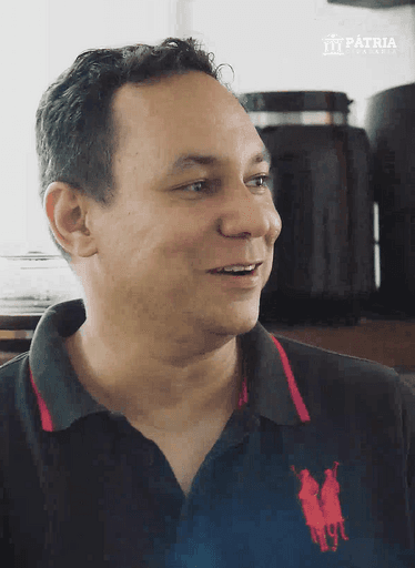 Homem sorri enquanto relatata experiência