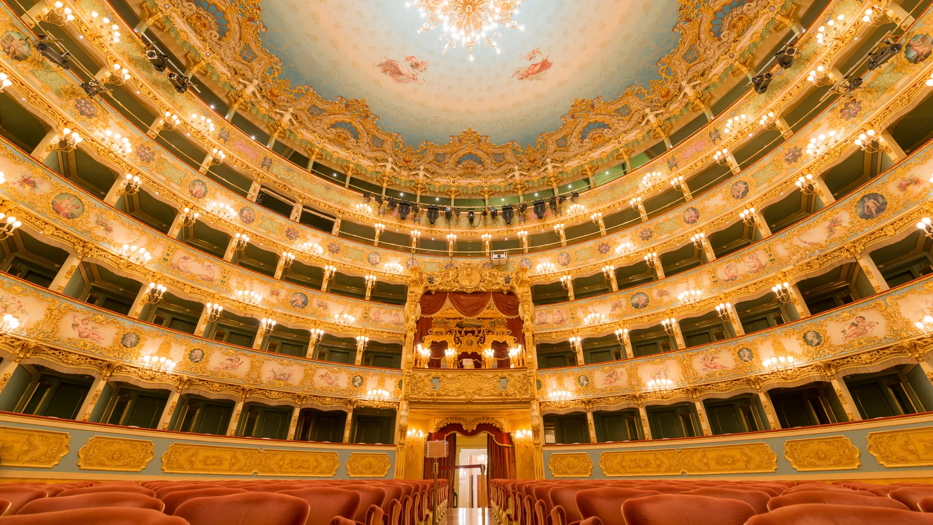 Foto do Teatro La Fenice, em Veneza, como é por dentro, visto de baixo para cima.