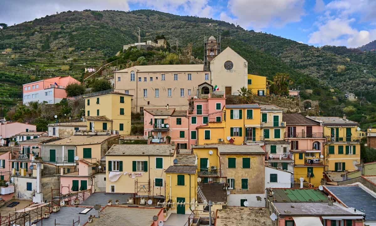 Vista das casas de uma das vilas de Cinque Terre. O que fazer em Cinque Terre: vilas encantadoras, como chegar e roteiro completo