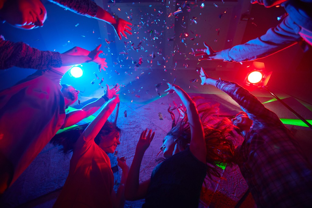Família de quatro pessoas posando com um cenário verde ao fundo. Da esquerda para a direita: uma mulher de cabelos escuros, um homem com cabelo acinzentado segurando uma menina pequena de cabelo loiro, que segura uma bola. Por último, um homem mais velho de cabelos grisalhos e óculos. 1000 sobrenomes italianos: lista, origem e como saber se você tem direito à cidadania