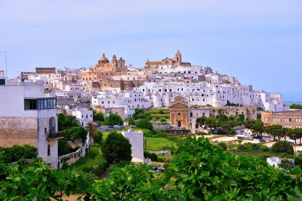 Ostuni: descubra a “Cidade Branca” da Puglia e por que ela é um dos destinos mais encantadores do sul italiano