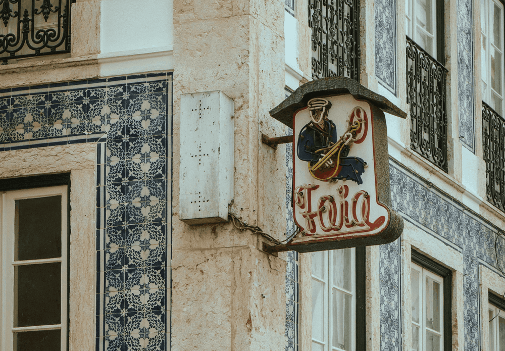 História do fado português: elemento essencial da cultura lisboeta