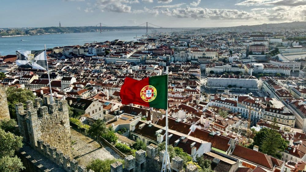 Vista panorâmica do centro histórico de Lisboa, em Portugal, com destaque à bandeira portuguesa ao meio