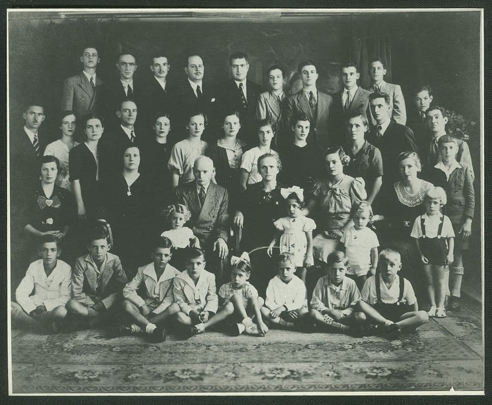 Foto de família de italianos e seus descendentes. Fotografia em preto e branco.