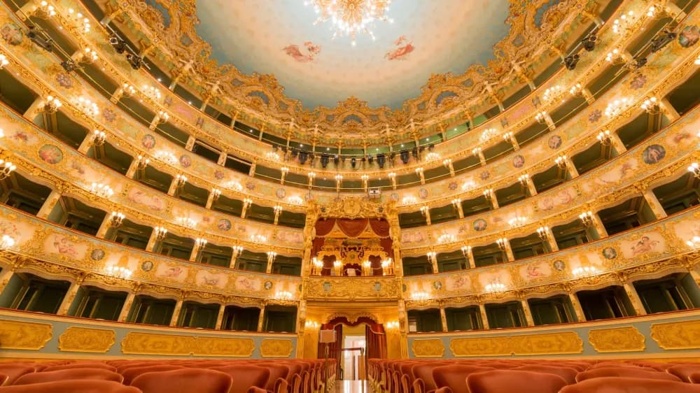 Foto do Teatro La Fenice, em Veneza, como é por dentro, visto de baixo para cima.