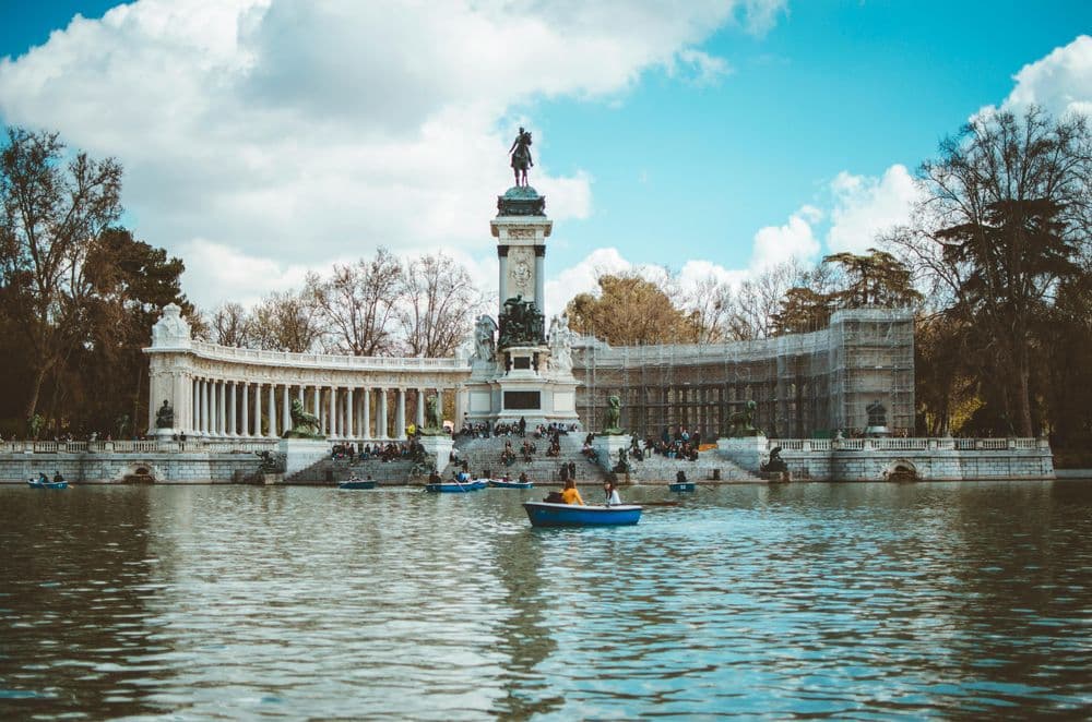 Fotografia ampla do Estanque Grande, famoso lago do Parque do Retiro, em Madrid
