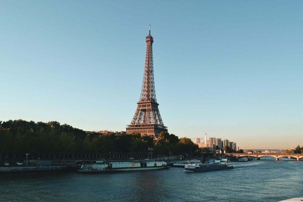 Imagem da Torre Eiffel vista do Rio Sena durante o pôr do sol