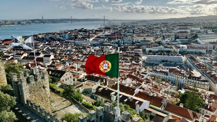 Vista panorâmica do centro histórico de Lisboa, em Portugal, com destaque à bandeira portuguesa ao meio