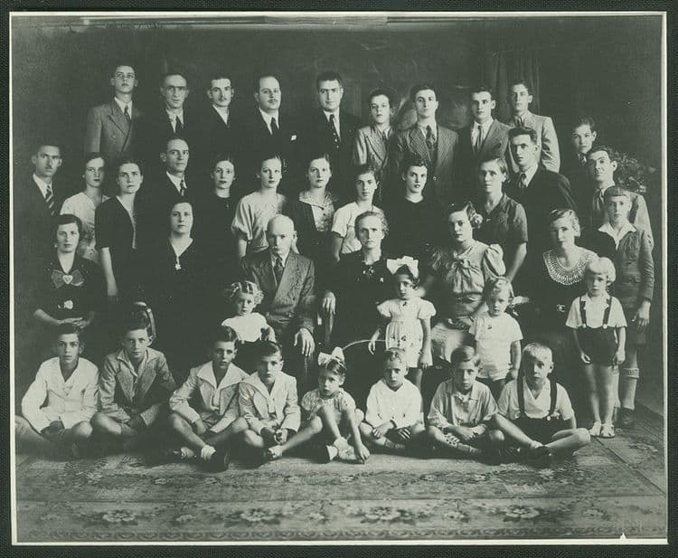 Foto de família de italianos e seus descendentes. Fotografia em preto e branco.