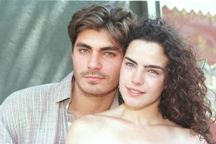 Na imagem, o ator Thiago Lacerda aparece atrás da atriz Ana Paula Arósio, com suas cabeças encostadas uma na outra.