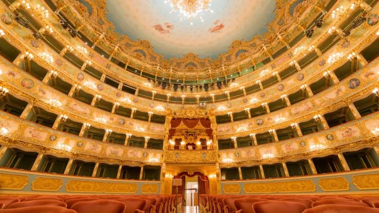 Foto do Teatro La Fenice, em Veneza, como é por dentro, visto de baixo para cima.